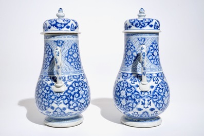 Een paar Chinese blauwwitte urnen met deksels, Kangxi