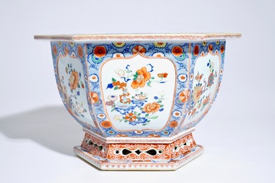 Een Chinese hexagonale verte-Imari jardini&egrave;re, Yongzheng
