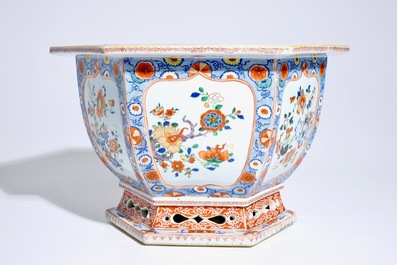 Een Chinese hexagonale verte-Imari jardini&egrave;re, Yongzheng