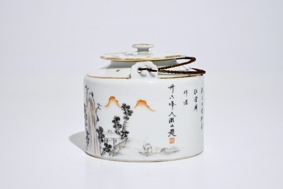A Chinese qianjiang cai teapot and cover, Tongzhi mark, 19/20th C.