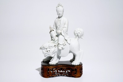 Un mod&egrave;le d'une Guanyin sur un lion bouddhiste en porcelaine blanc de Chine de Dehua, 19&egrave;me