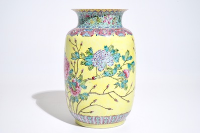 Een Chinese famille rose vaas met gele fondkleur, Qianlong merk, Republiek, 20e eeuw