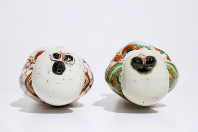 Een paar Chinese famille verte figuren van de Hehe Er Xian broers, Kangxi
