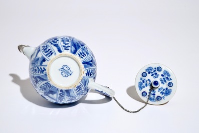 Une th&eacute;i&egrave;re en porcelaine de Chine bleu et blanc mont&eacute;e en argent, Kangxi