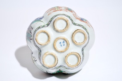 A Chinese verte-rose tulip vase, Qianlong mark, 19th C.