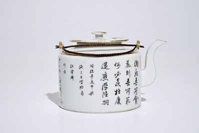 A Chinese qianjiang cai teapot and cover, Tongzhi mark, 19/20th C.