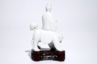 Un mod&egrave;le d'une Guanyin sur un lion bouddhiste en porcelaine blanc de Chine de Dehua, 19&egrave;me