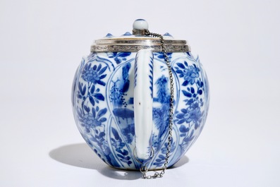 Une th&eacute;i&egrave;re en porcelaine de Chine bleu et blanc mont&eacute;e en argent, Kangxi