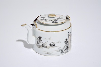 A Chinese qianjiang cai teapot and cover, Tongzhi mark, 19/20th C.