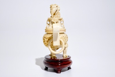 Een Chinese gesculpteerde ivoren wierookbrander op sokkel, ca. 1900
