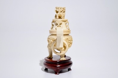Een Chinese gesculpteerde ivoren wierookbrander op sokkel, ca. 1900