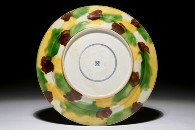 Une assiette en porcelaine de Chine de type &eacute;pinards et oeuf, Kangxi