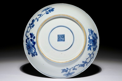 Een fijn Chinees blauwwit bord met landschapsdecor, Kangxi