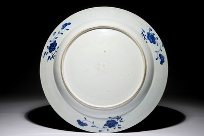 Un plat en porcelaine de Chine bleu et blanc &agrave; d&eacute;cor de "La Romance de la chambre de l'ouest", Qianlong