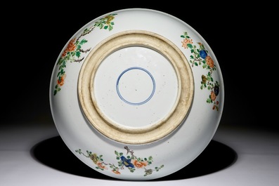 Een grote Chinese famille verte schotel met figuren in landschapsdecor, 19/20e eeuw