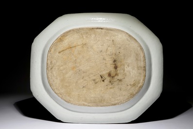 Un tr&egrave;s grand plat octagonal en porcelaine de Chine famille rose &agrave; d&eacute;cor mandarin, Qianlong
