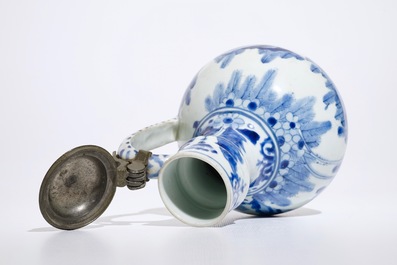 A Japanese blue and white Arita jug with landscape design and a pewter lid, Edo, 17th C.