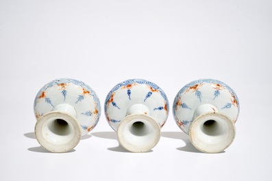 Drie Chinese Imari-stijl stem cups, Kangxi/Qianlong