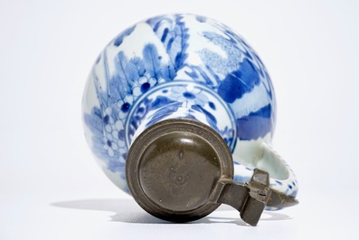 A Japanese blue and white Arita jug with landscape design and a pewter lid, Edo, 17th C.