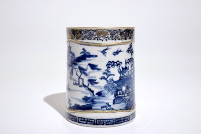Une chope en porcelaine de Chine bleu, blanc et dor&eacute; &agrave; d&eacute;cor en relief, Qianlong