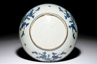 Een Chinese blauwwitte schotel met landschapsdecor, Jiajing