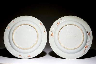 Une paire de grands plats en porcelaine de Chine famille verte, Kangxi