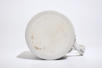 Une chope en porcelaine de Chine bleu, blanc et dor&eacute; &agrave; d&eacute;cor en relief, Qianlong