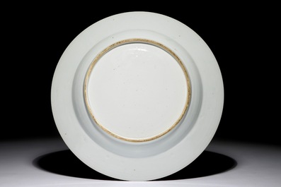 Een Chinese famille rose schotel met landschapsdecor, Qianlong