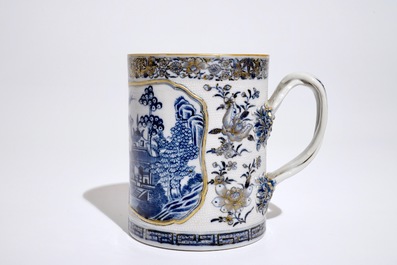 Une chope en porcelaine de Chine bleu, blanc et dor&eacute; &agrave; d&eacute;cor en relief, Qianlong