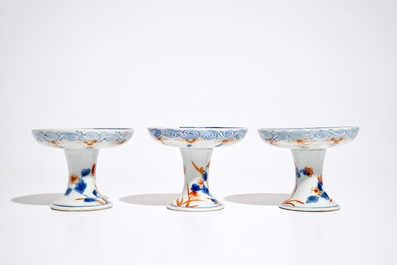 Drie Chinese Imari-stijl stem cups, Kangxi/Qianlong