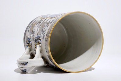 Une chope en porcelaine de Chine bleu, blanc et dor&eacute; &agrave; d&eacute;cor en relief, Qianlong