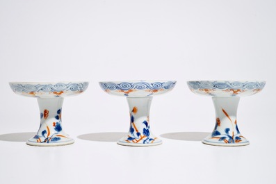 Drie Chinese Imari-stijl stem cups, Kangxi/Qianlong