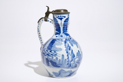 A Japanese blue and white Arita jug with landscape design and a pewter lid, Edo, 17th C.