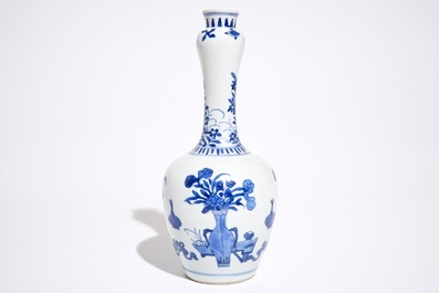 Een Chinese blauwwitte flesvormige vaas, Kangxi
