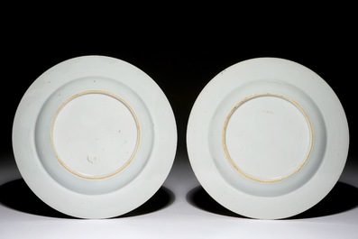 Une paire d'assiettes en porcelaine de Chine famille rose, Qianlong