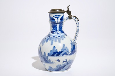 A Japanese blue and white Arita jug with landscape design and a pewter lid, Edo, 17th C.