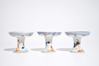 Drie Chinese Imari-stijl stem cups, Kangxi/Qianlong