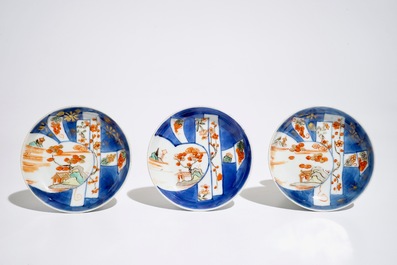 Drie Chinese Imari-stijl stem cups, Kangxi/Qianlong