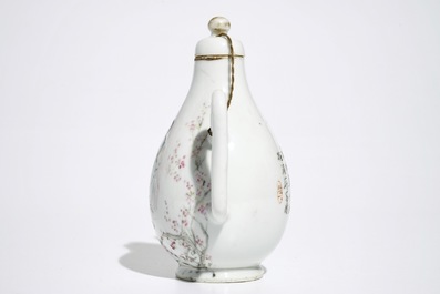 Une verseuse en porcelaine de Chine qianjiang cai, 19&egrave;me