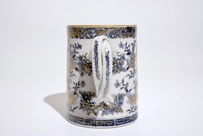 Une chope en porcelaine de Chine bleu, blanc et dor&eacute; &agrave; d&eacute;cor en relief, Qianlong