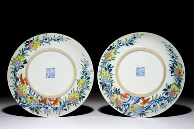Une paire d'assiettes en porcelaine de Chine doucai &agrave; d&eacute;cor de grenades, marque et &eacute;poque de Qianlong