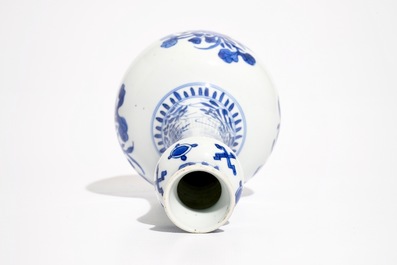 Een Chinese blauwwitte flesvormige vaas, Kangxi