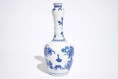 Een Chinese blauwwitte flesvormige vaas, Kangxi