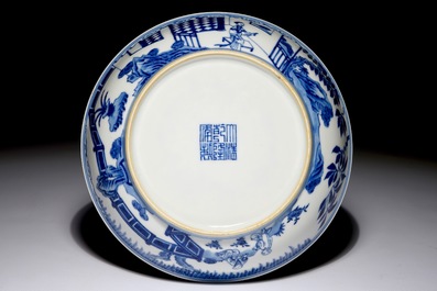 Een Chinees blauwwit bord met "Drie Vrienden van de Winter" decor, Qianlong merk en periode