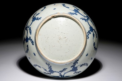 Een Chinese blauwwitte schotel met landschapsdecor, Jiajing