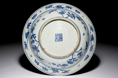 Un plat en porcelaine de Chine bleu et blanc &agrave; d&eacute;cor floral, Jiajing