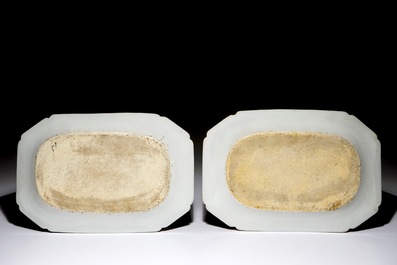 Une paire de plats en porcelaine de Chine &agrave; d&eacute;cor de "pseudo-feuilles de tabac", Qianlong