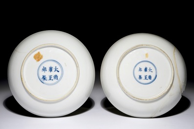 Een paar Chinese famille rose bordjes met landschapsdecor, Yongzheng merk en periode
