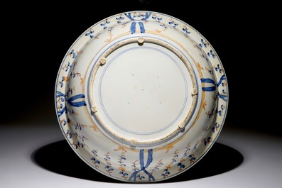 Un grand plat profond en porcelaine de Japon &agrave; d&eacute;cor d'un panier fleuri, Edo, 17/18&egrave;me