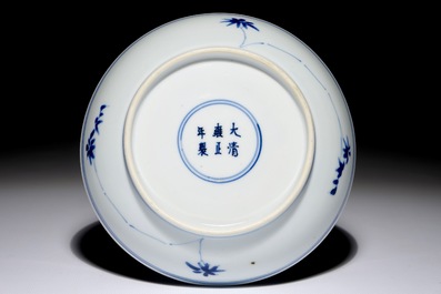 Een Chinees blauwwit bord met figurendecor, Yongzheng merk en periode